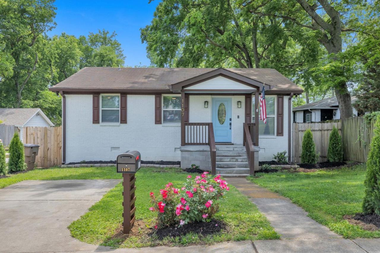 Single Story Pet Friendly Home, with Fenced Yard, Fire Pit, 5min to Downtown!! - Bed and Breakfast