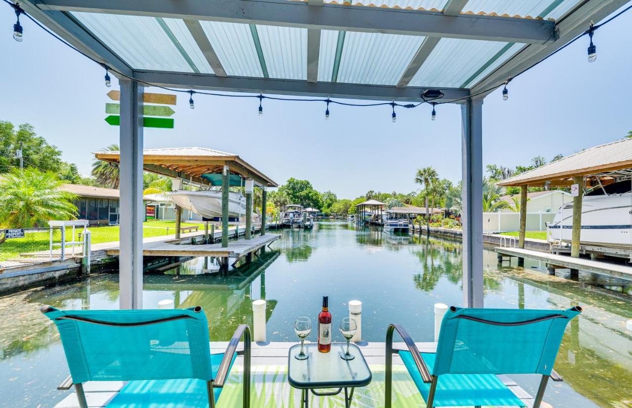 B&B Homosassa - Colorful Canalfront Home - Boat Dock, Deck, Kayaks - Bed and Breakfast Homosassa