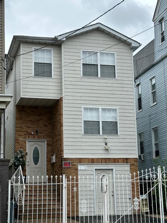 Fidelia Crystal Room, Queen Bed minutes from Newark Liberty International Airport and Newark Penn Station - B&B