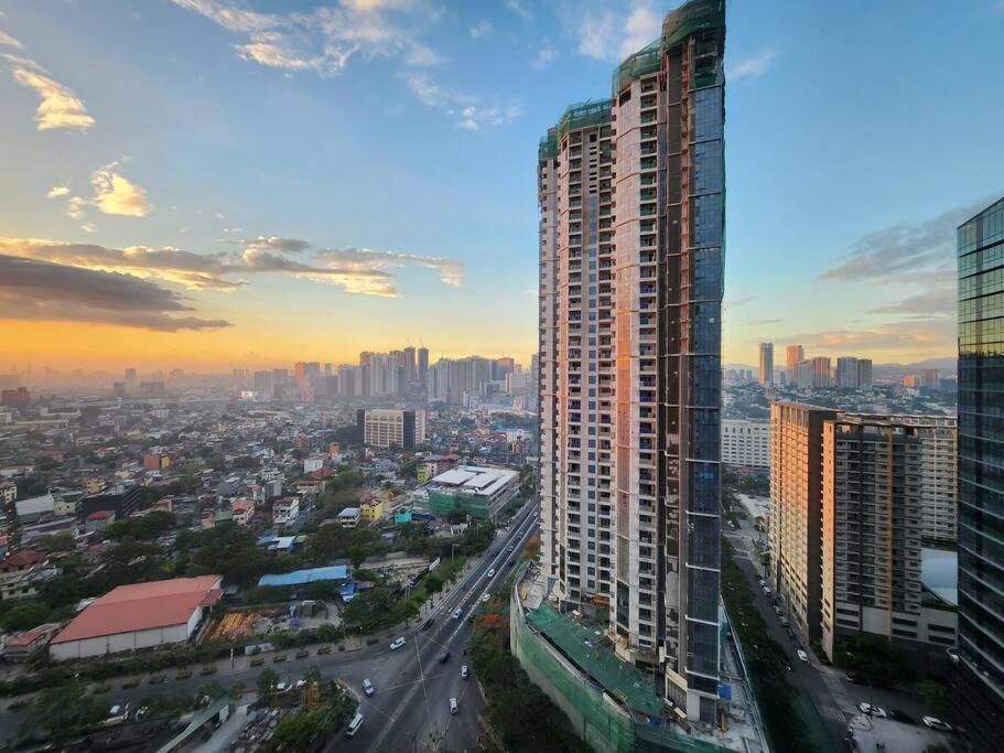 BGC Uptown Parksuites King Bed with Balcony Sunset and City View - B&B Manila
