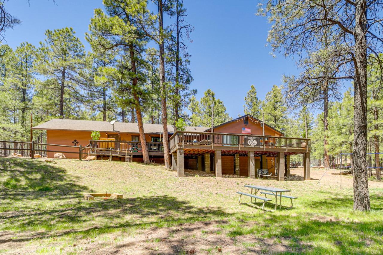 Fire Pit and Trail Access Spacious Happy Jack Cabin - Chambres d’hôtes Happy Jack