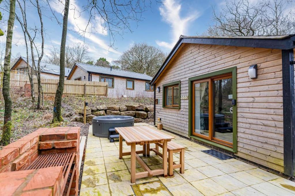 Padley; woodland lodge with hot tub for 2-4 in the Staffordshire Moorlands - Chambres d'hôtes Oakamoor
