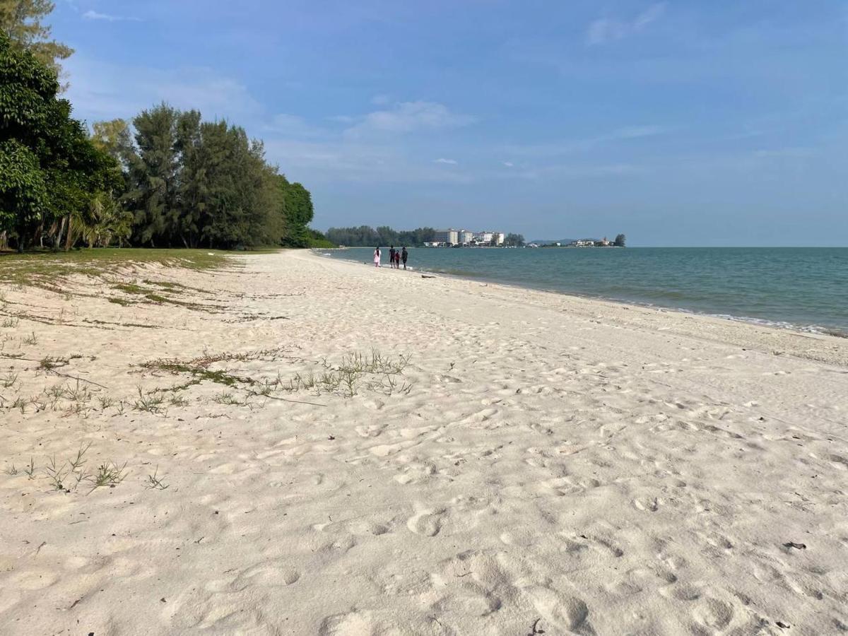 18pax GFloor 4R4B Dual-Key Doorstep To Beach, FREE BBQ Set, Wifi, 50" Smart TV - B&B
