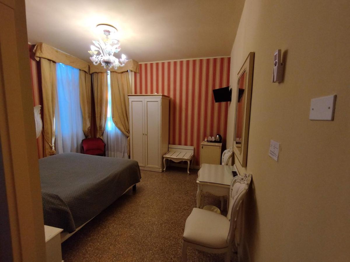 Junior Suite con Bagno Privato e Vista Canale