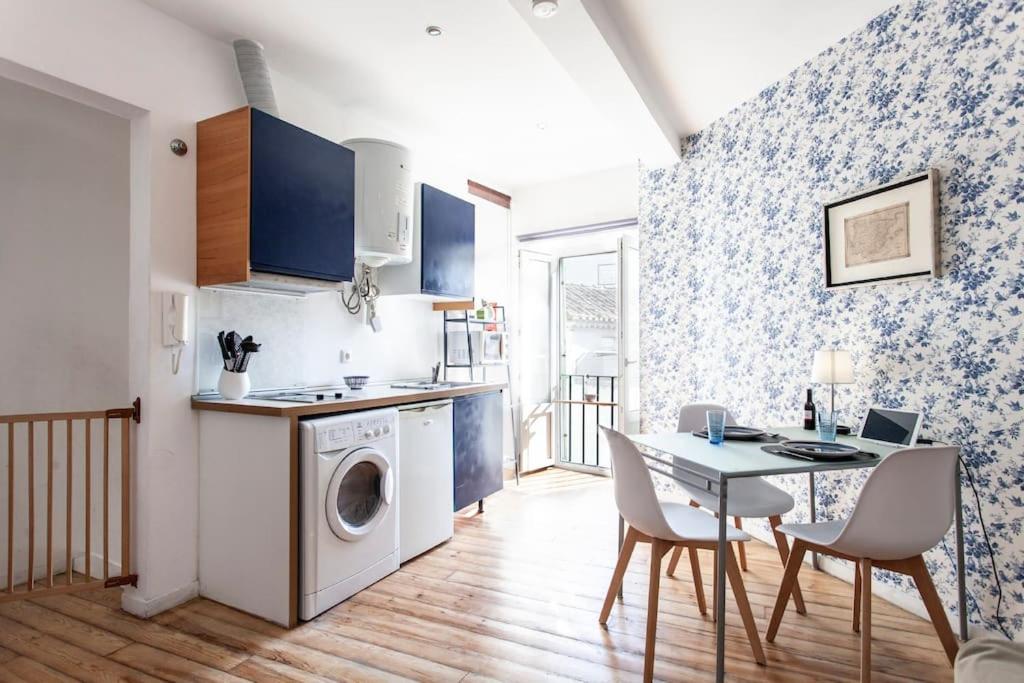 Alfama III - French balcony and smart check-in - B&B