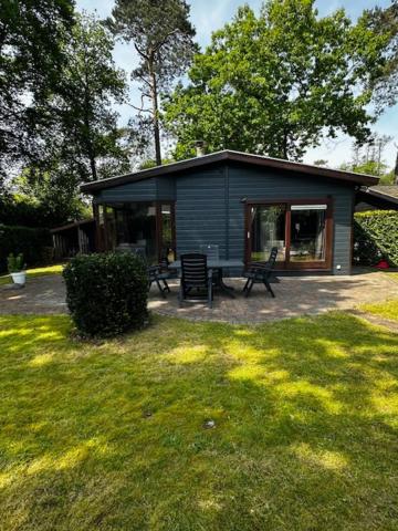 B&B Beekbergen - Dubbele chalet op recreatiepark Topparken op de Veluwe in Beekbergen met grote vrije tuin en eigen parkeerplaats - Bed and Breakfast Beekbergen