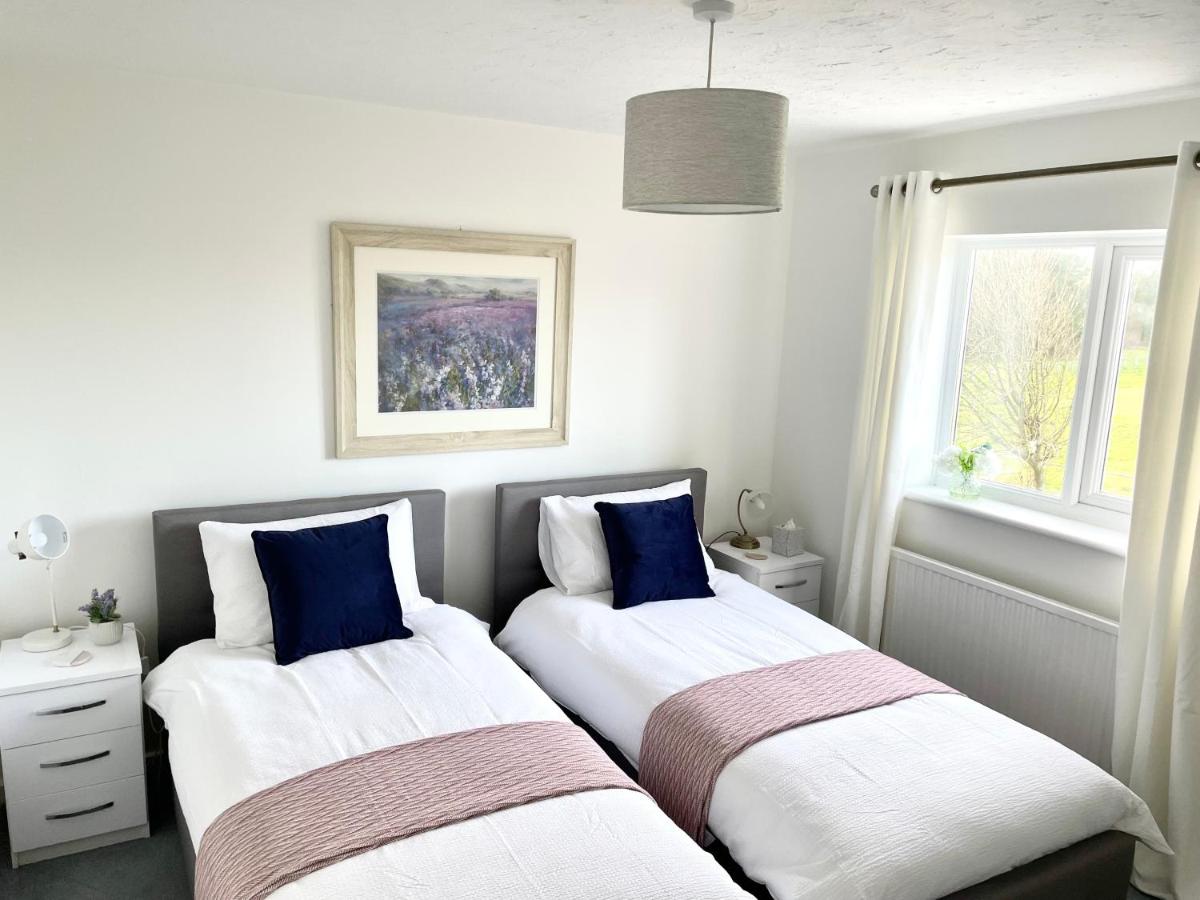 B&B Llanelli - Comfortable and Spacious Superb Holiday Home in Llanelli, Dog Friendly - Bed and Breakfast Llanelli