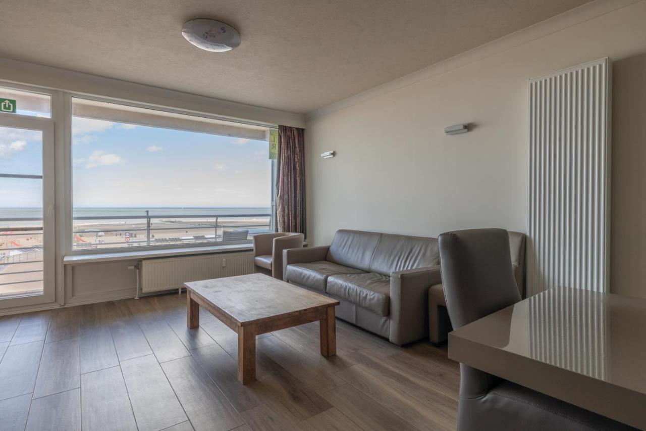 Beautiful 2-bedroom apartment with sea view in Ostend T74 - B&B