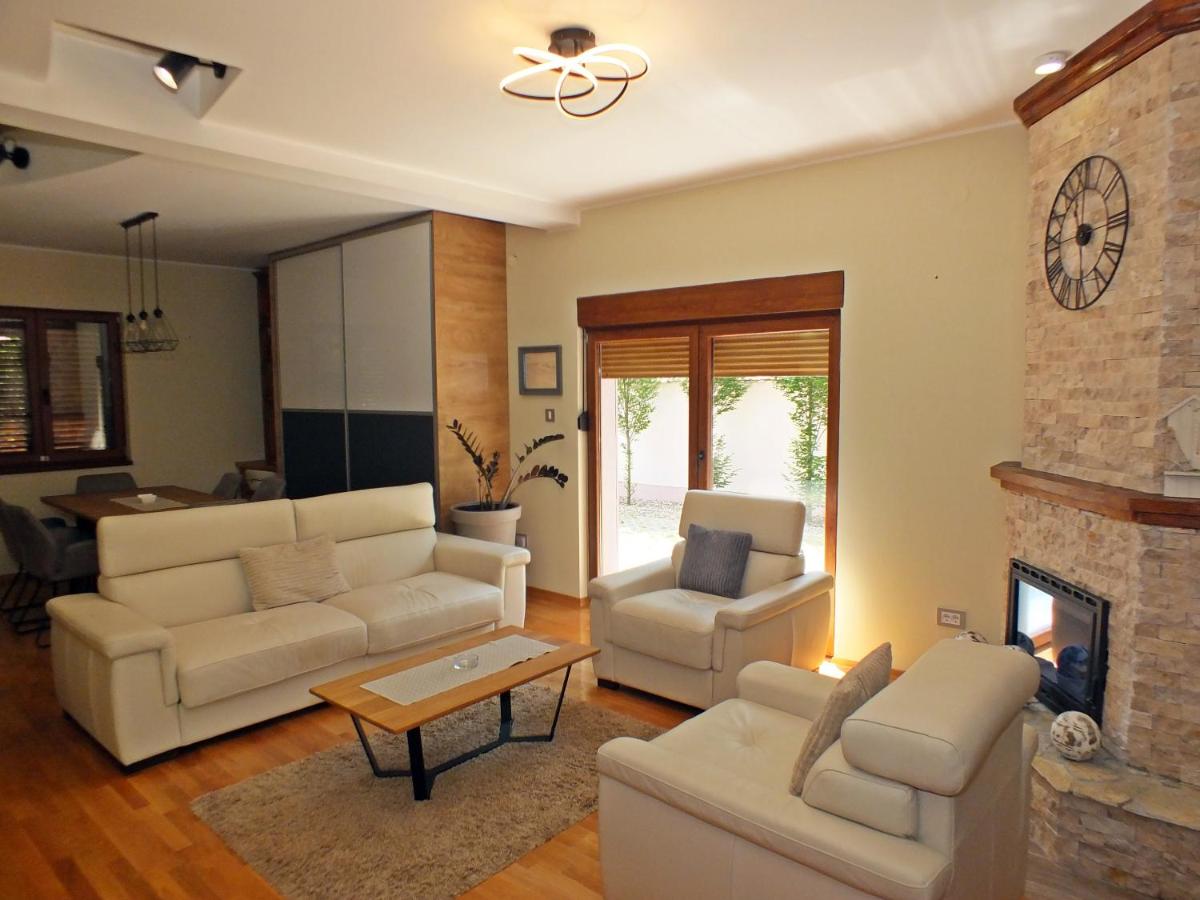 Nika's House Trosobna kuća sa dva AP komforna za ukupno 17 osoba - Bed and Breakfast Palić