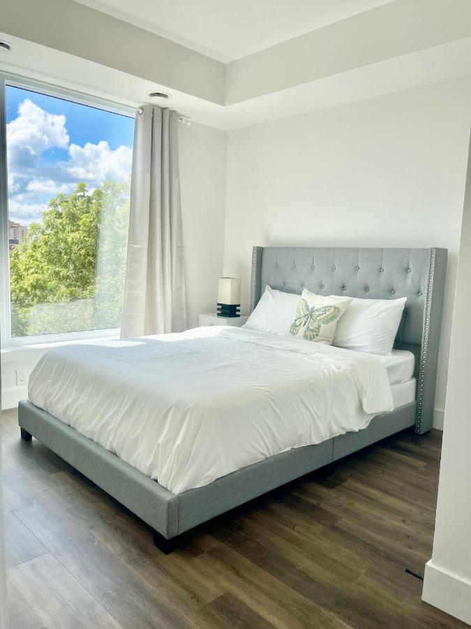 Modern Queen Room-Private Bathroom - B&B Waterloo