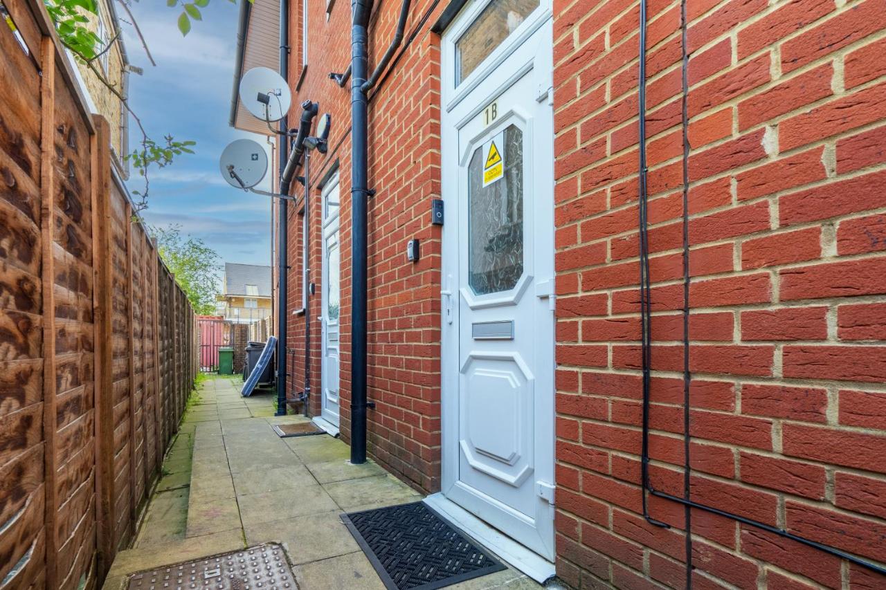 Modern 2 bedroom apartment in Mitcham, London - B&B