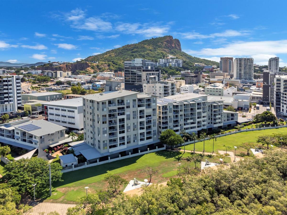 B&B Townsville - City Stadium Apartment on the Riverfront 38 - Bed and Breakfast Townsville