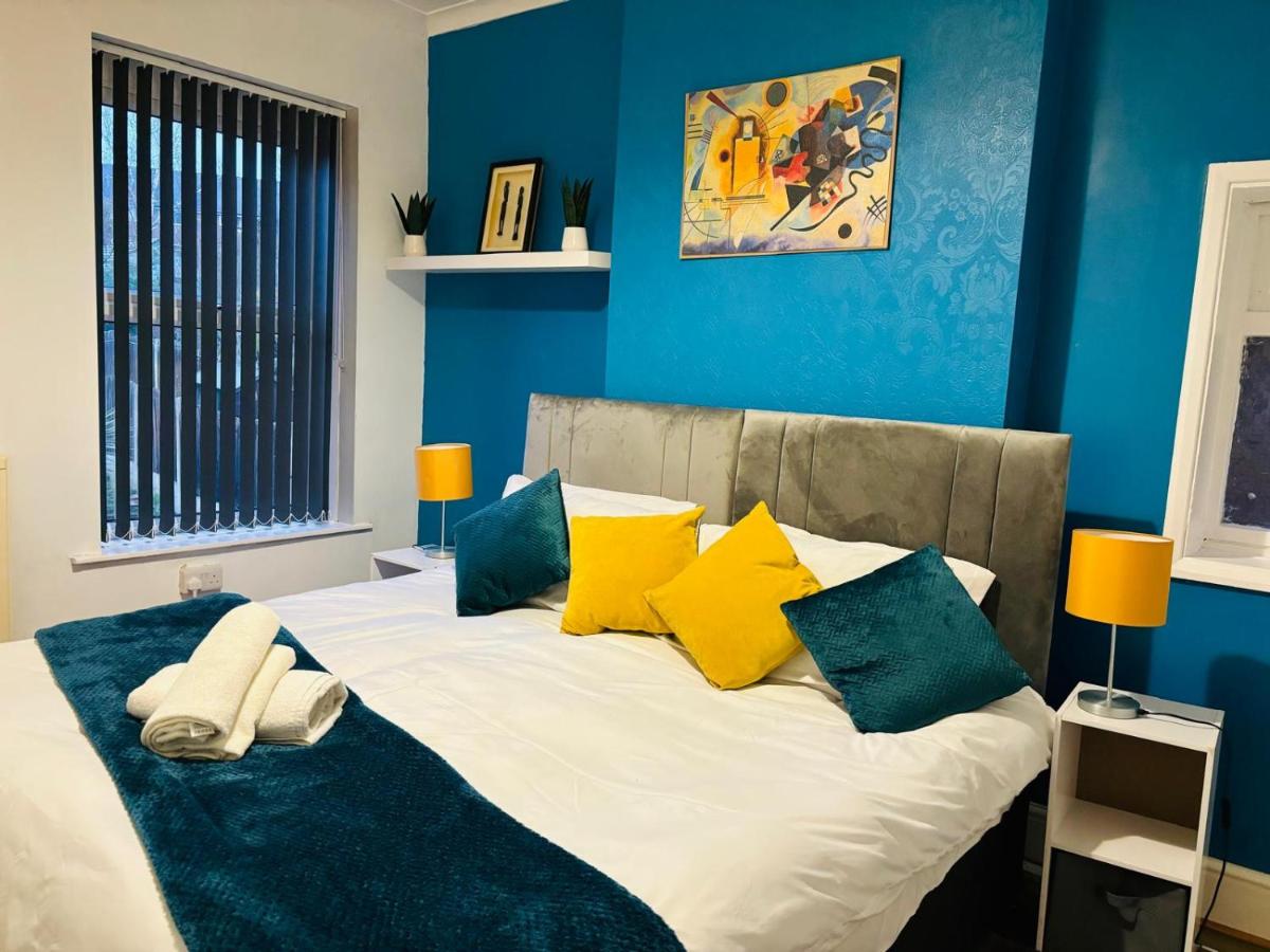 B&B Sheffield - HILLTOP PLACE SUITES near MEADOWHALL - Bed and Breakfast Sheffield