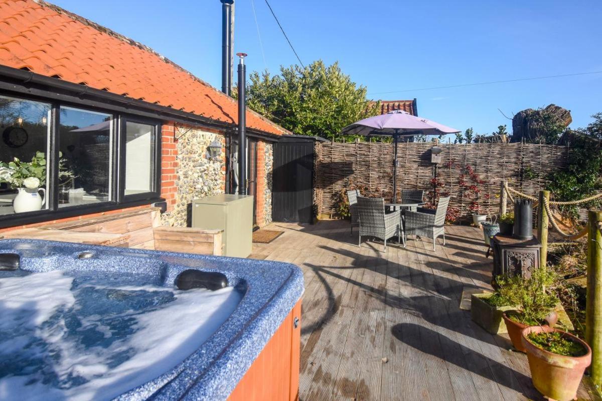 Tilly's, a two bedroom holiday retreat with hot tub and views of the pond - Chambres d'hôtes Barningham