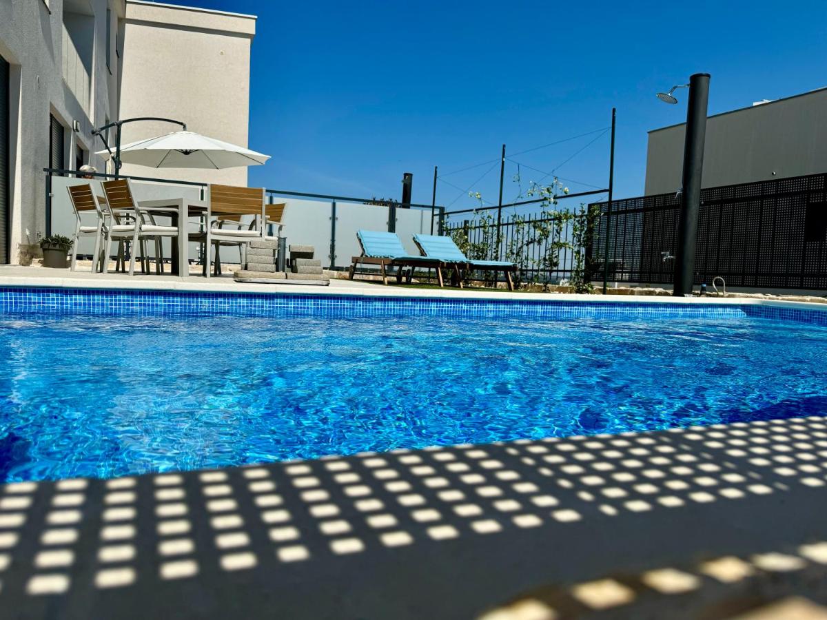 Boutique La Perla with private pool - B&B