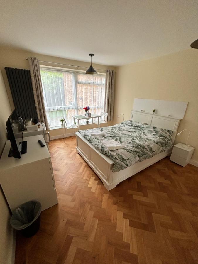 B&B London - Wembley Stadium Large Double Room - Bed and Breakfast London