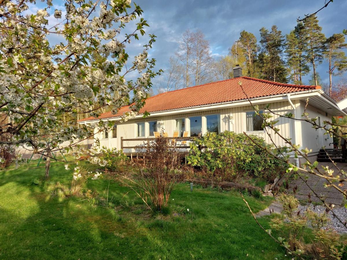 Vitahuset, 1 min Vallentuna Idrottsplats - B&B Vallentuna