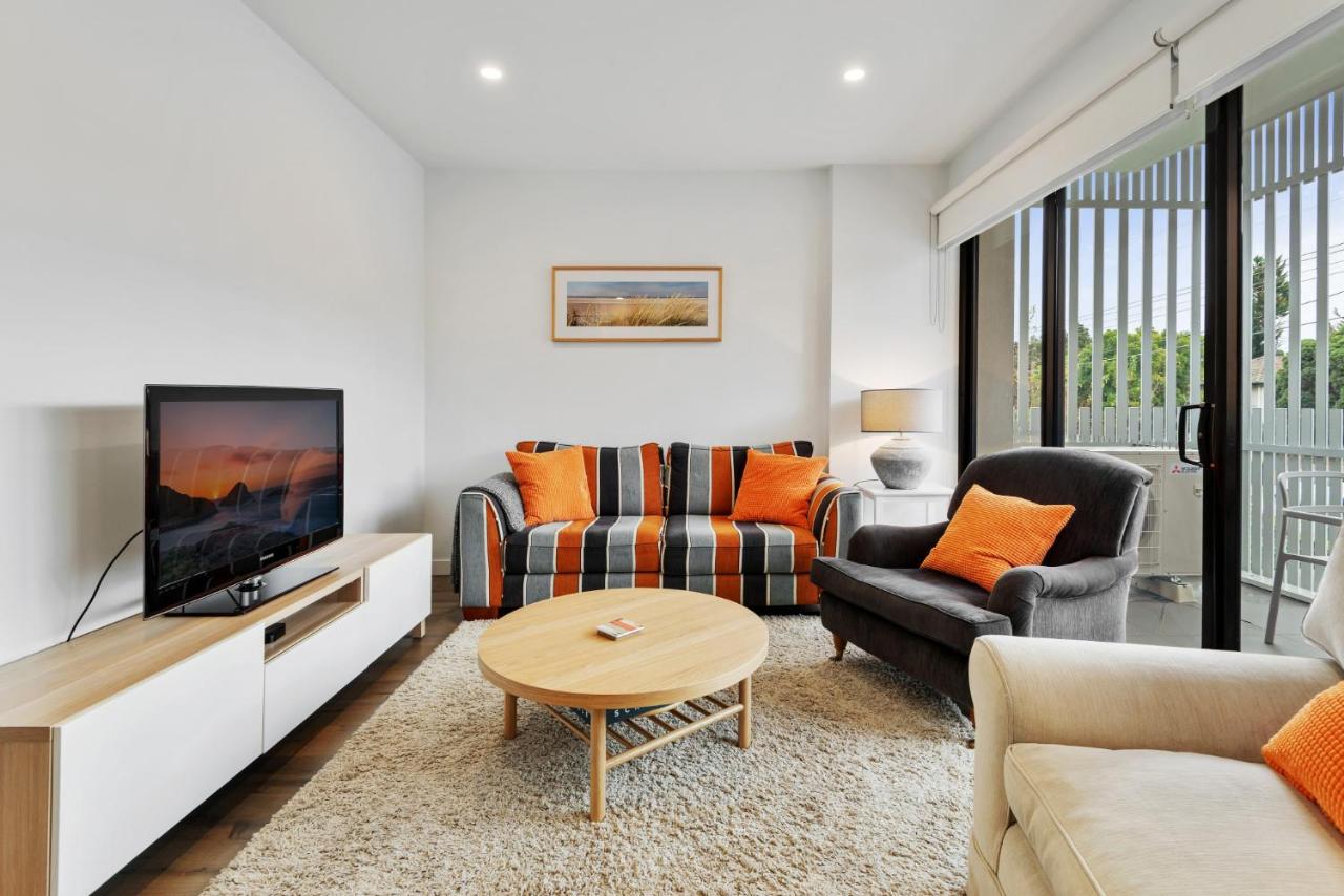 B&B Melbourne - Elegant 2-Bed Modern Apartment with Balcony - Bed and Breakfast Melbourne