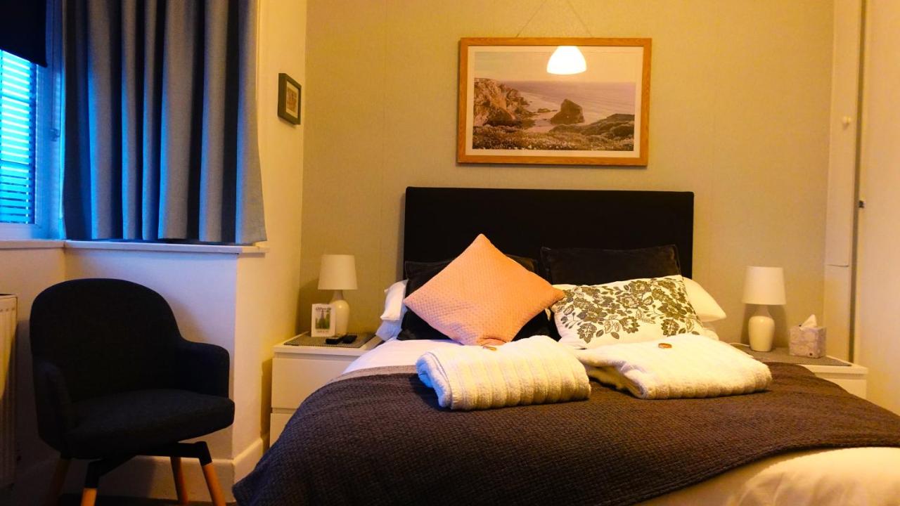 B&B Lymington - En-suite room, fridge microwave TV, great value homestay, near forest & sea - Bed and Breakfast Lymington