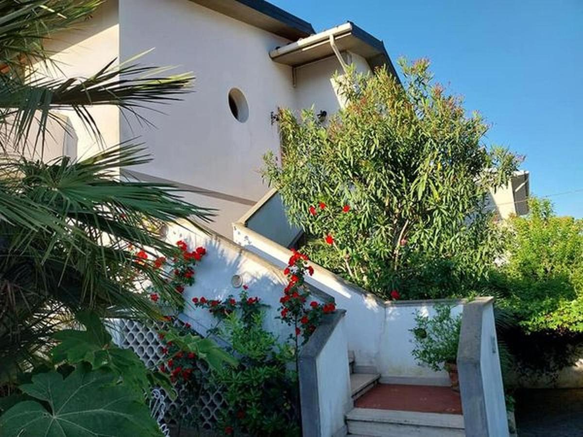 Grande appartamento con giardino uso esclusivo, posto auto, barbecue, aria condizionata - B&B Cecina