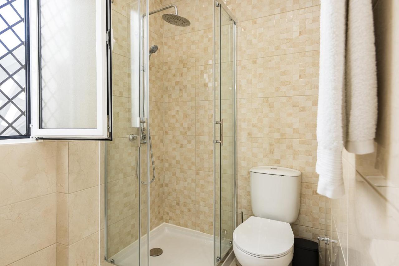 Camera Matrimoniale/Doppia con Letti Singoli con Bagno in Comune