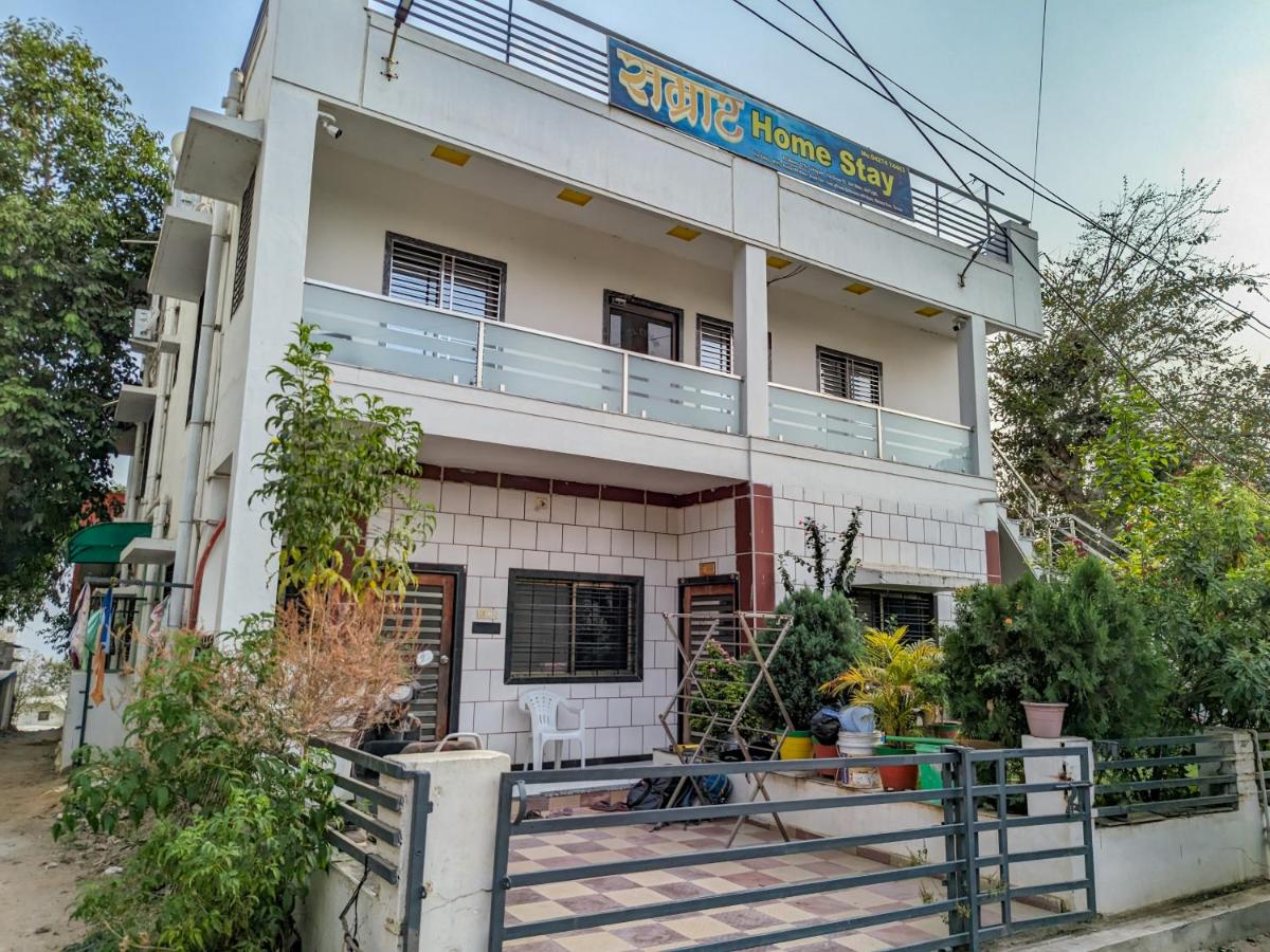 Samrat Homestay - B&B