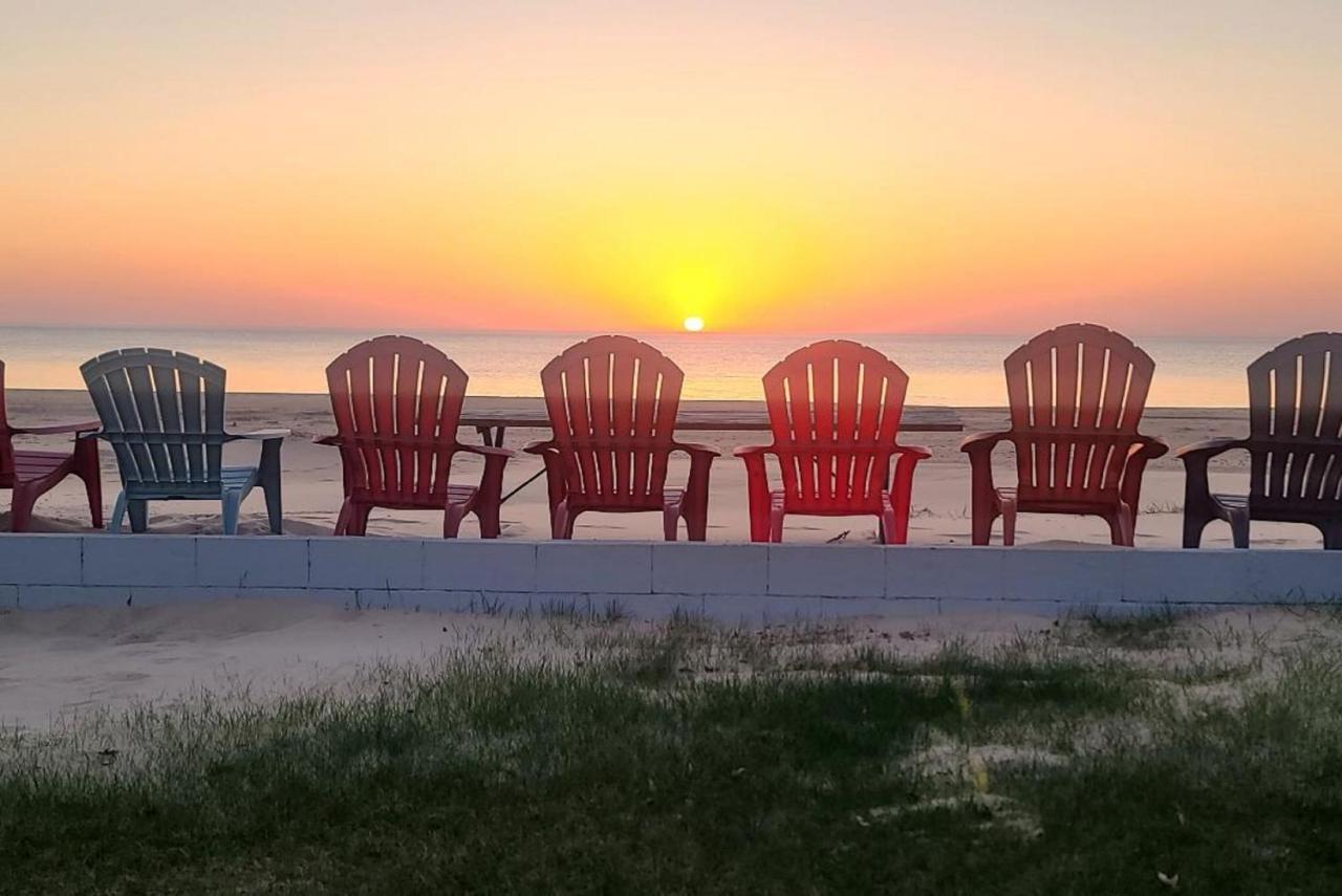 Lake Huron - 3 Bedroom, 2 Bath Lake Front Home (Sleeps 12) - Bed and Breakfast