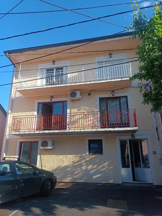 GOLD Apartman - Bed and Breakfast Mirijevo