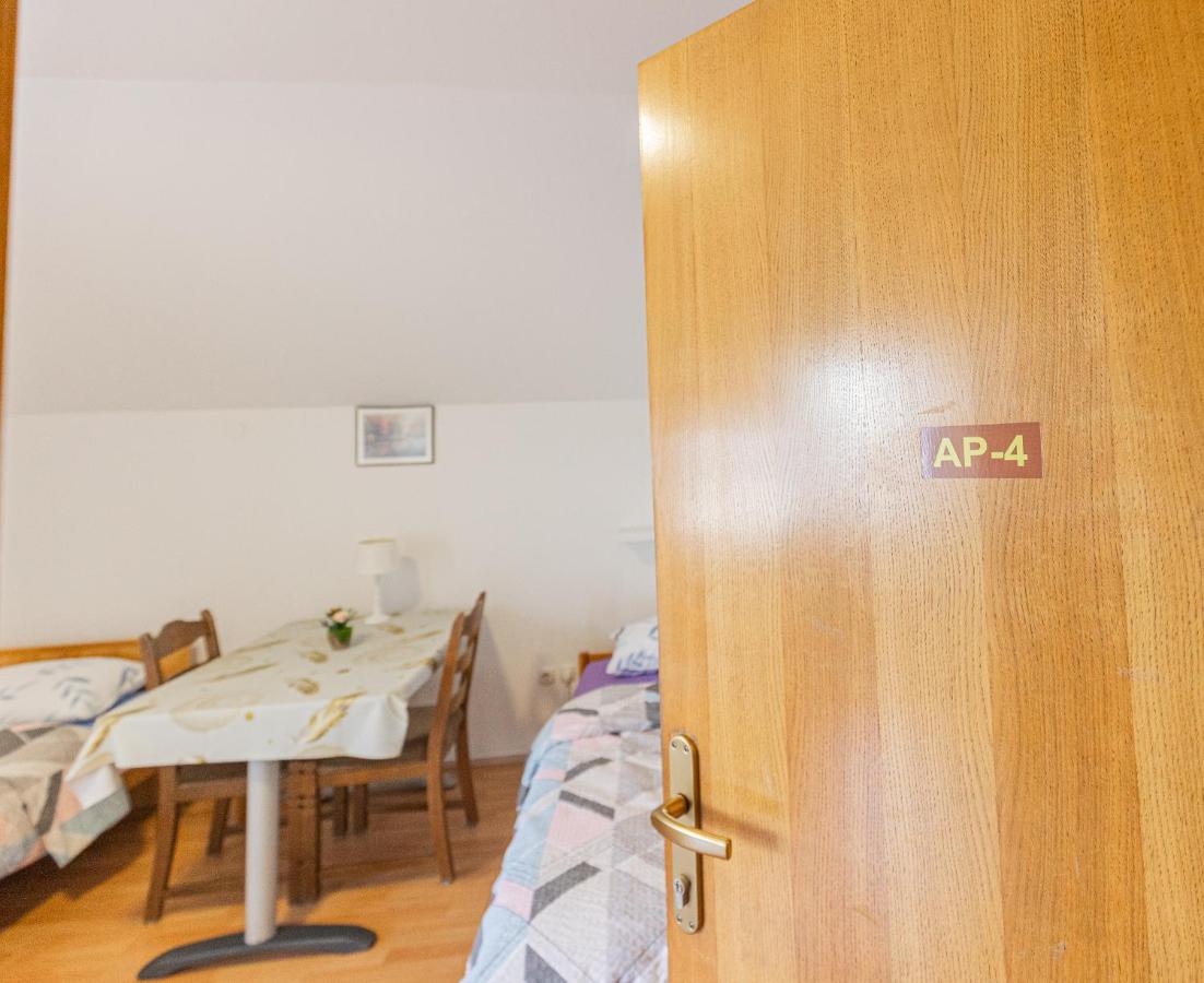 Camera Doppia con Letti Singoli e Bagno in Comune