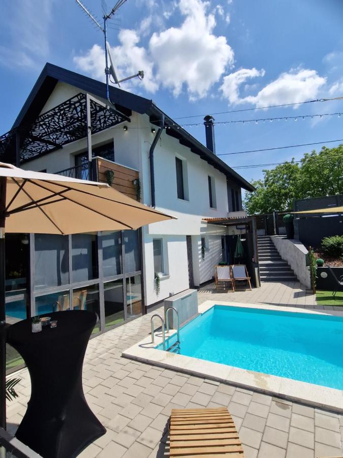 B&B Lopatinec - Aura Lux Holiday Home with Pool - Bed and Breakfast Lopatinec