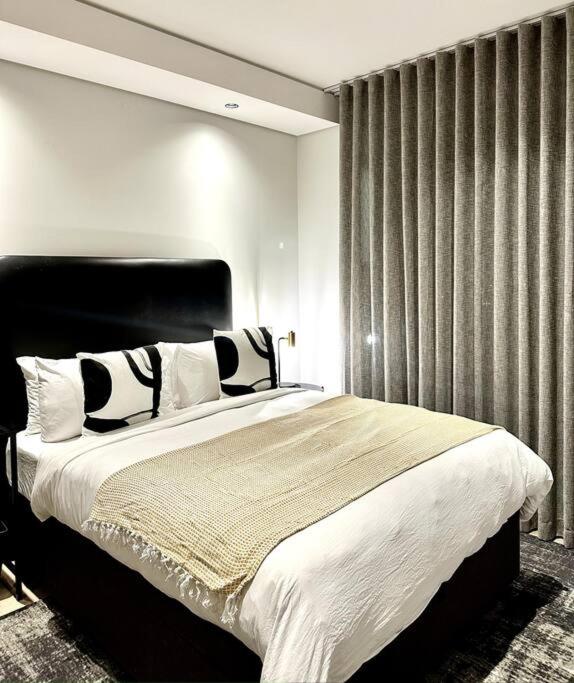 Explore Ellipse - Nguni Room - Bed and Breakfast