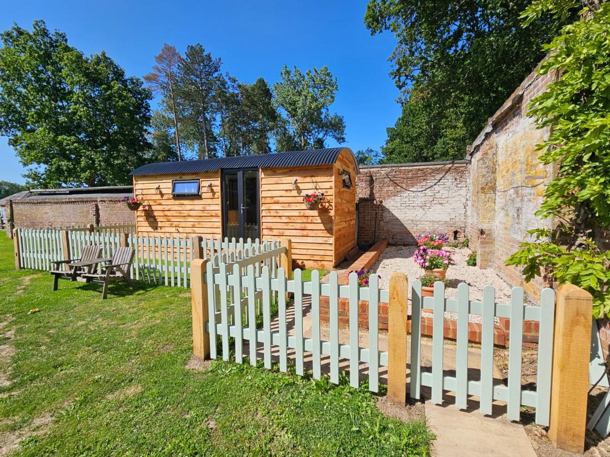 Gatwick Hideaway Hut - B&B