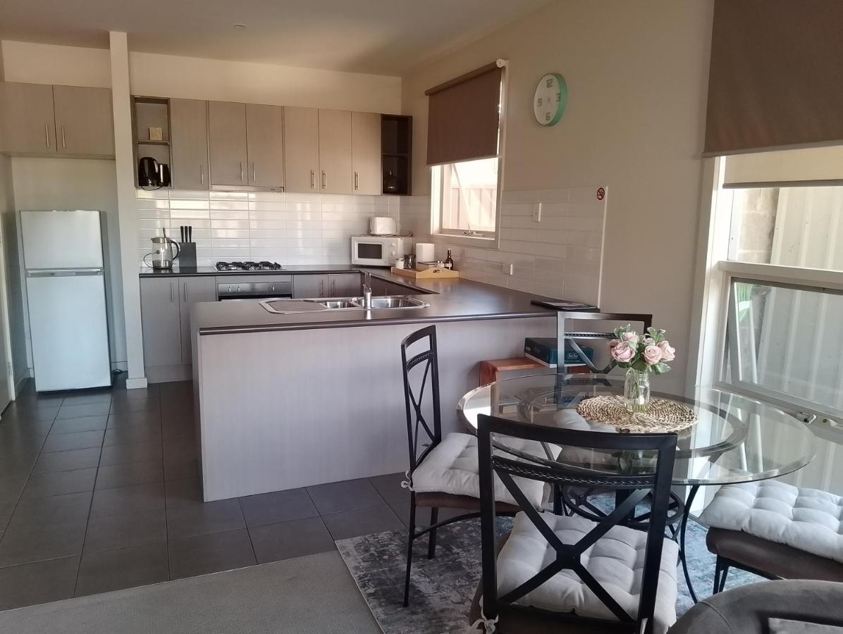 Lovely 2 bedroom apartment across from Shepp Lake. - Ferienwohnung