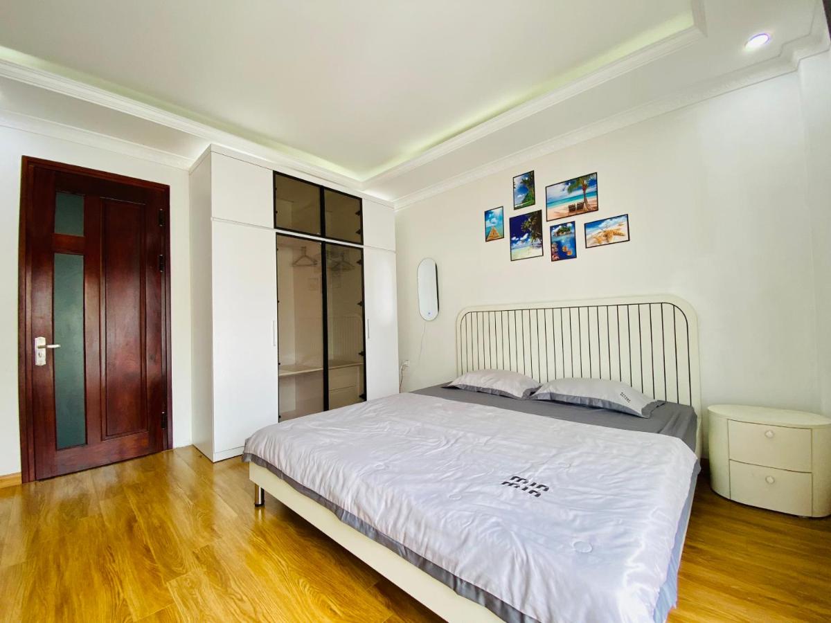 Zimmer mit Kingsize-Bett und Balkon