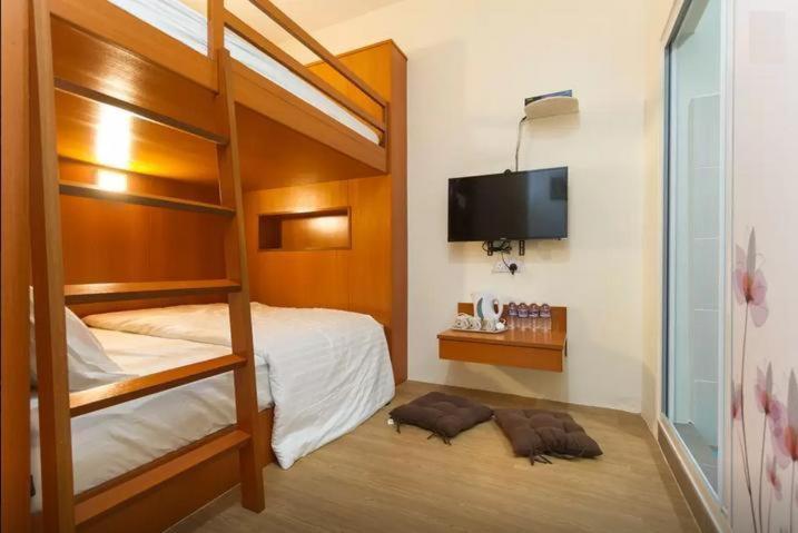 Quadruple Room with Private Bathroom