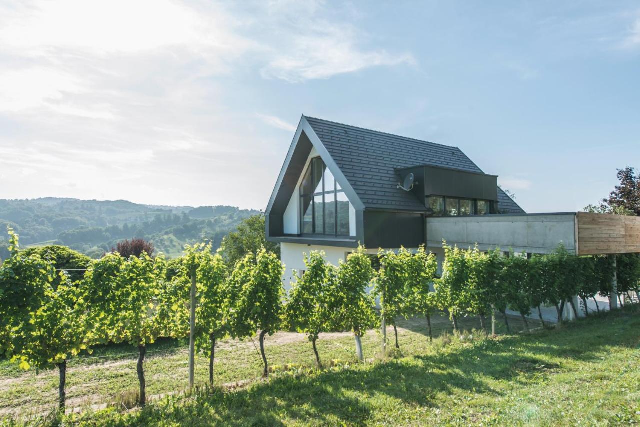 Weingut Holler Chalet - B&B Spielfeld