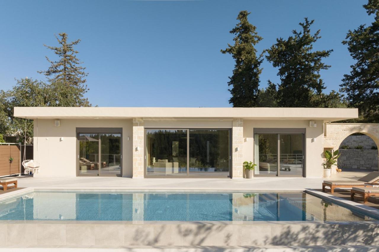 Reflection Villa, Heated Pool & Absolute Seclusion, By ThinkVilla - B&B