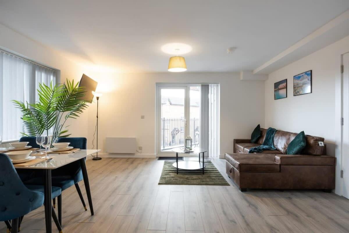 East Village 1 Bed Apartment in Belfast w Balcony - B&B