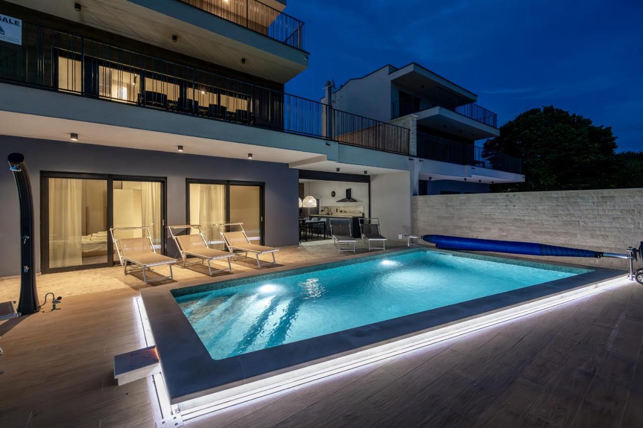 Villa Bay II near Medulin for 9 people with heated pool - playground & whirpool only 100 meters from the beach - Chambres d'hôtes Banjole