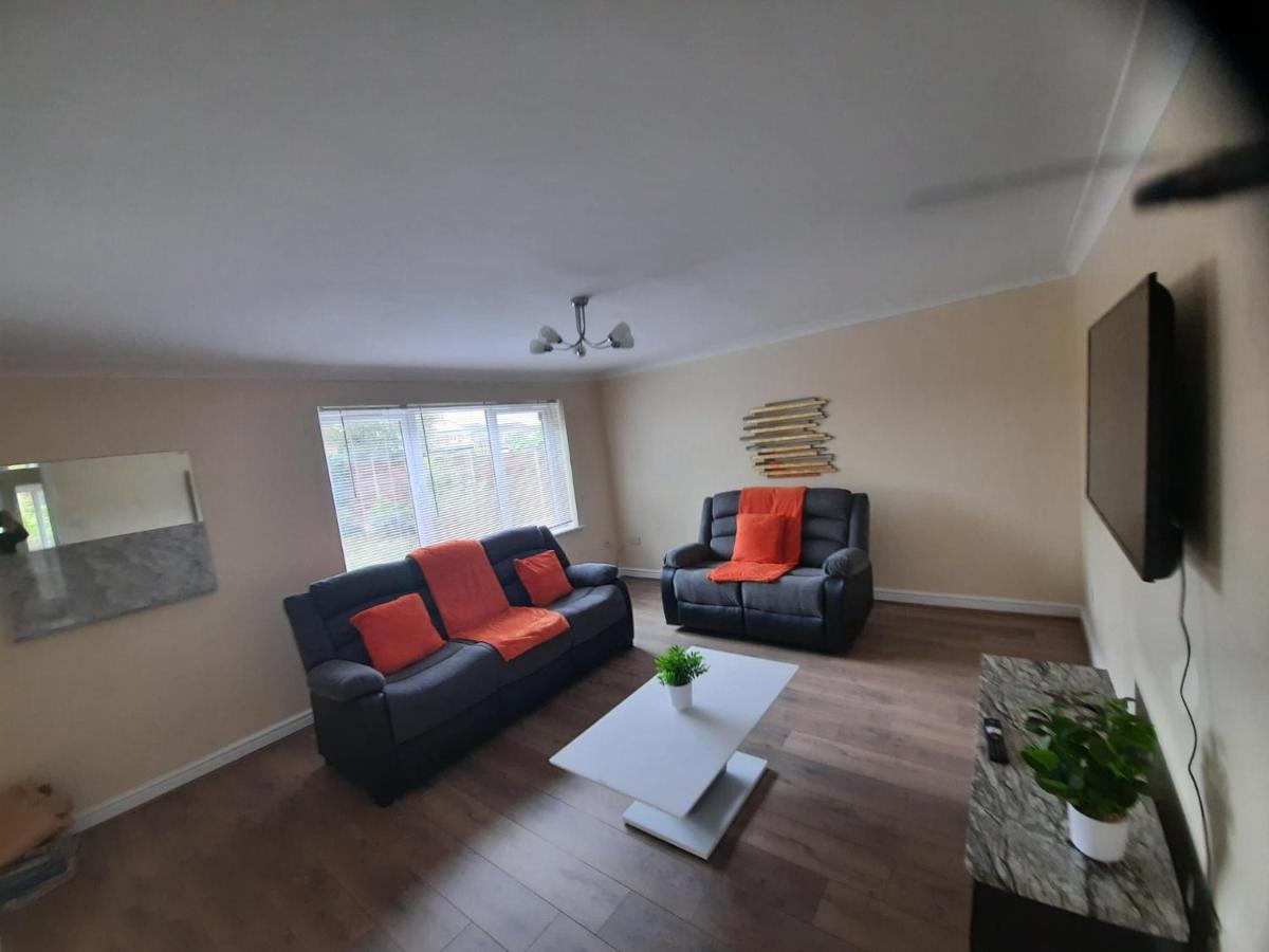 B&B Birmingham - Stunning 4 bed House Walmley Sutton Coldfield - Bed and Breakfast Birmingham