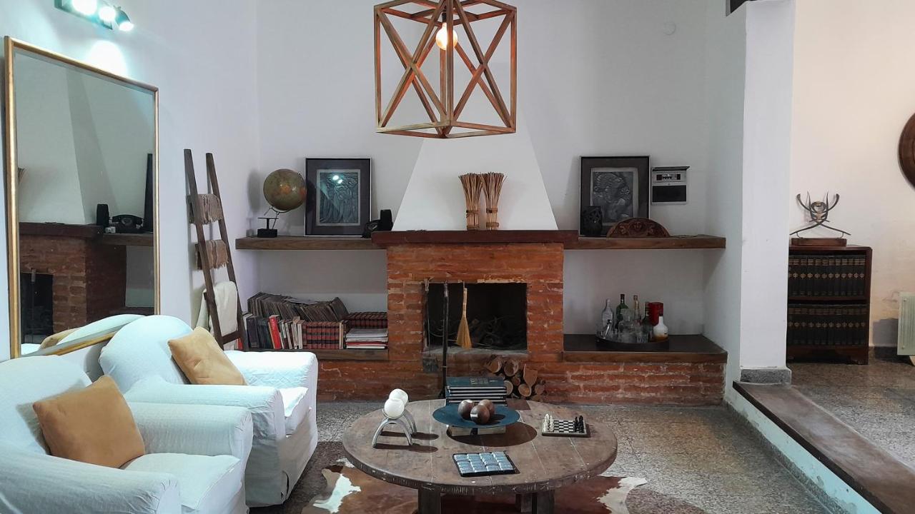Casa amplia y confortable, totalmente amoblada, quincho con asador, excelente ubicación - B&B