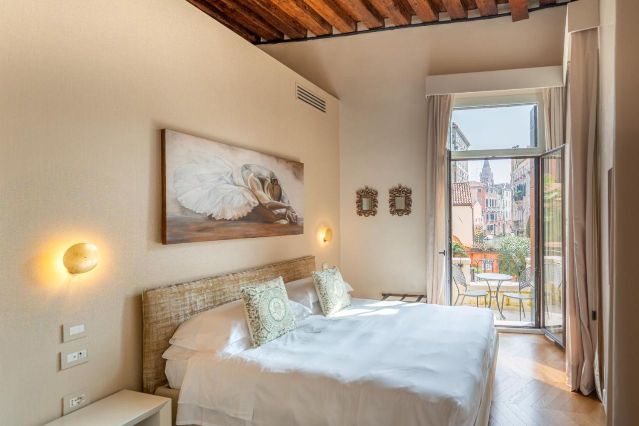 Luxuriöses Apartment mit 2 Schlafzimmern, einer Terrasse und Kanalblick.