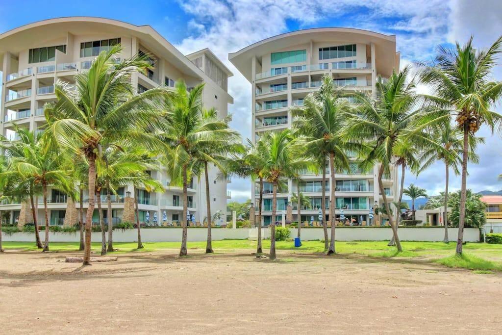 Luxury Oceanfront Stay, Two Master Suites, Walk to Town - B&B
