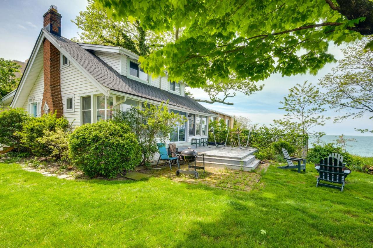 Coastal Lake Erie Cottage with Amazing Water Views! - B&B Euclid