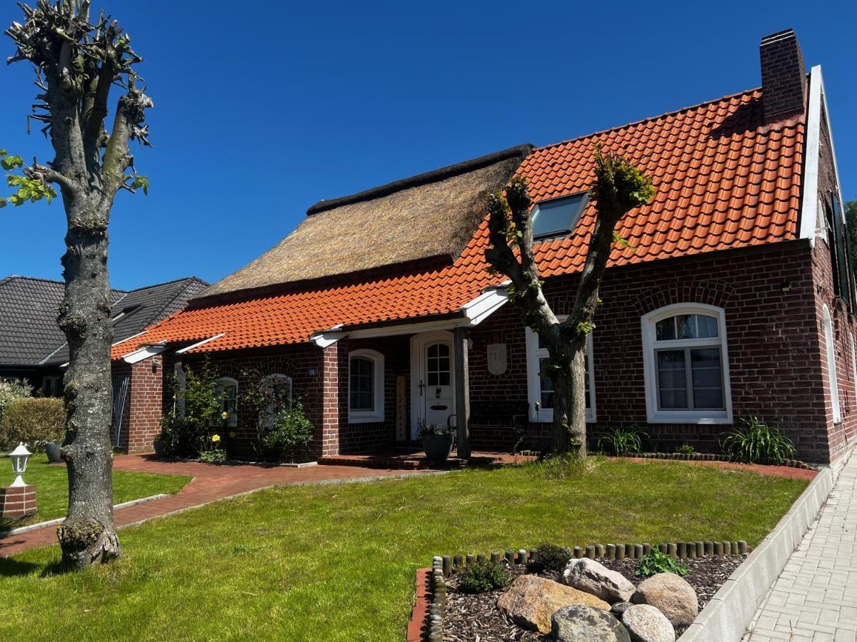 Lindenhuus-Urlaub unter einem Teilreetdach-Terrasse - Nahe Norden-Norddeich - B&B Osteel