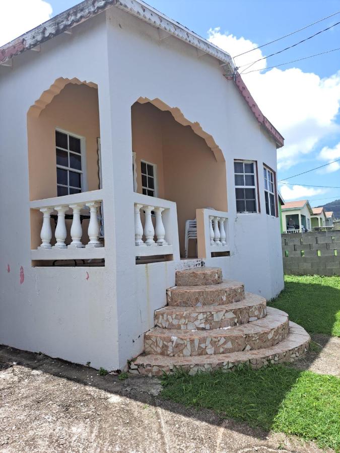 Cozy 2BR/1BA retreat in St.Kitts close to airport - B&B
