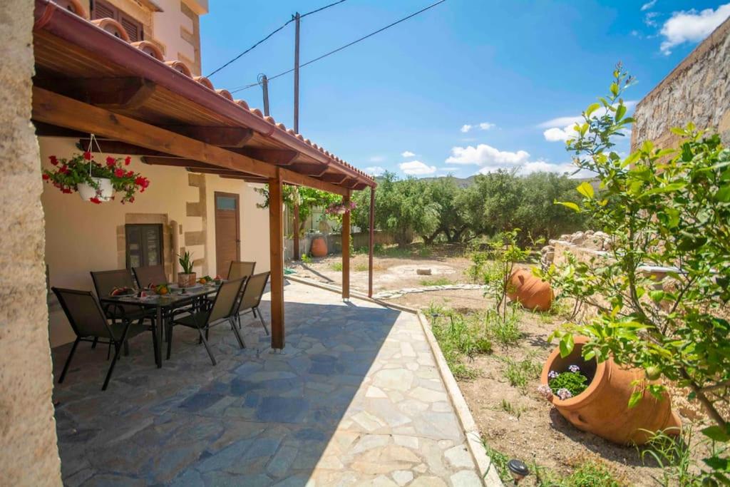 Skaros Cottage - B&B Chionáto