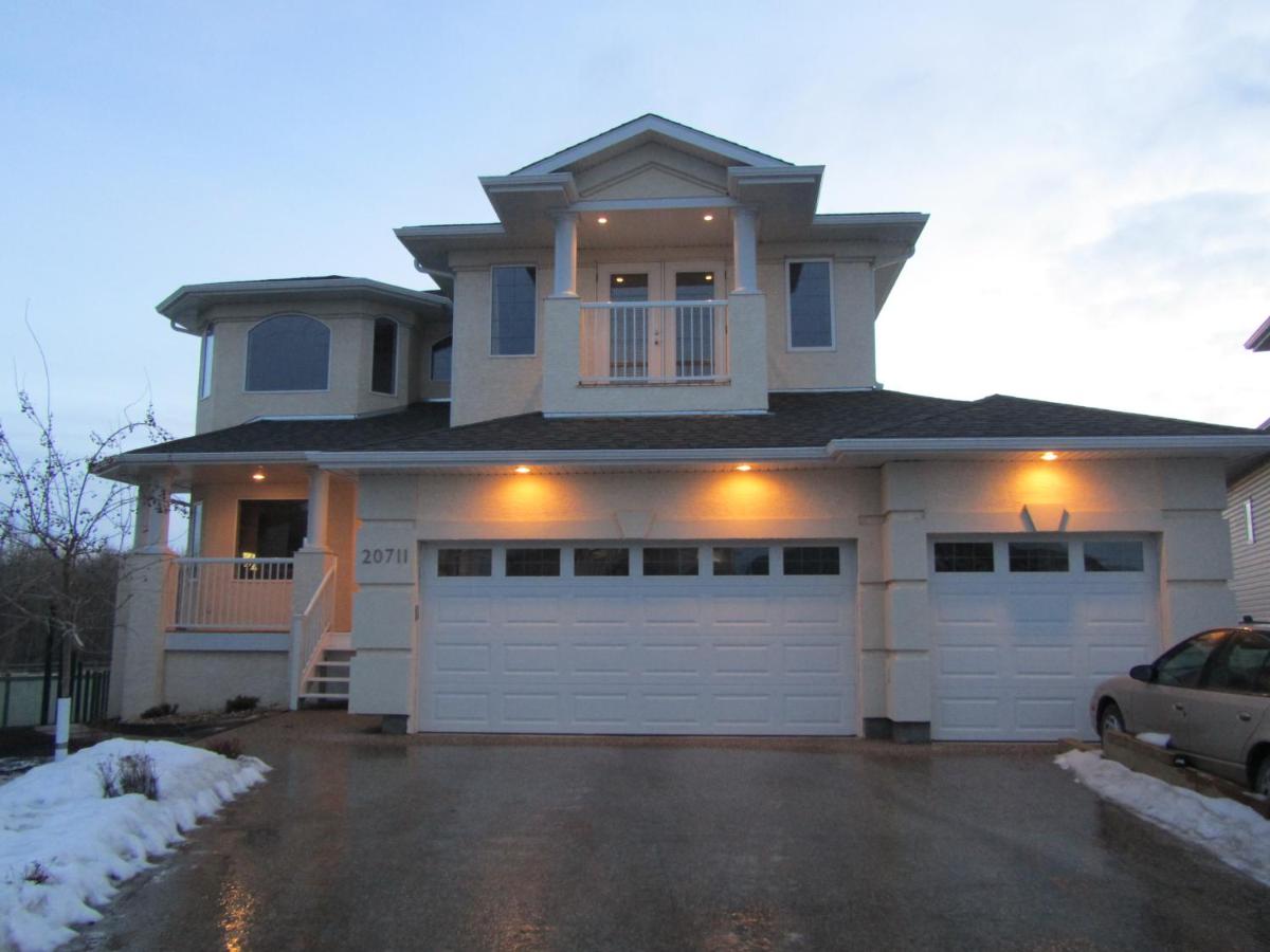 B&B Edmonton - Lewis Estates Golf Course Executive Home By Henday, Whitemud, Step To Shops! - Bed and Breakfast Edmonton