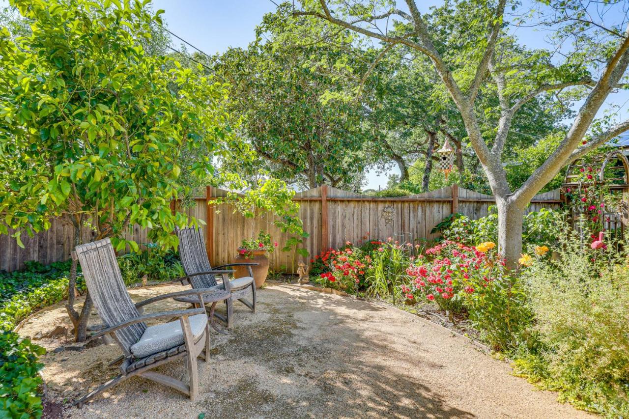 Romantic Casita with Garden and Deck 2 Miles to Plaza! - Chambres d’hôtes