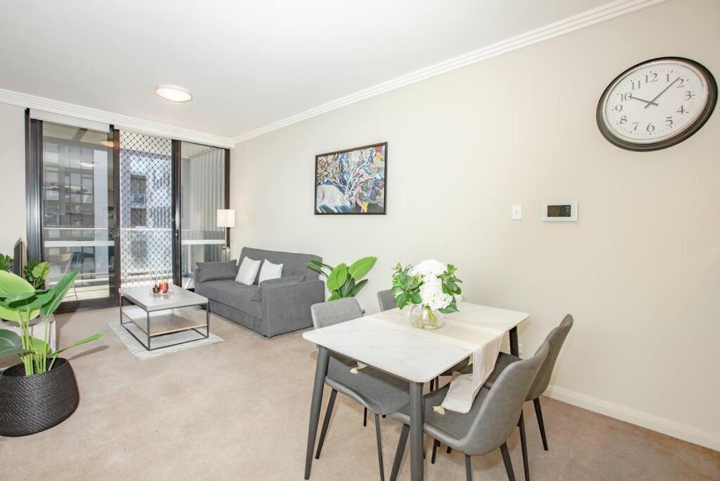 B&B Sydney - Modern 2B1B Apt at Wentworth Point - Bed and Breakfast Sydney